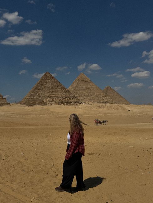 سياح يستمتعون بزيارة الأهرامات